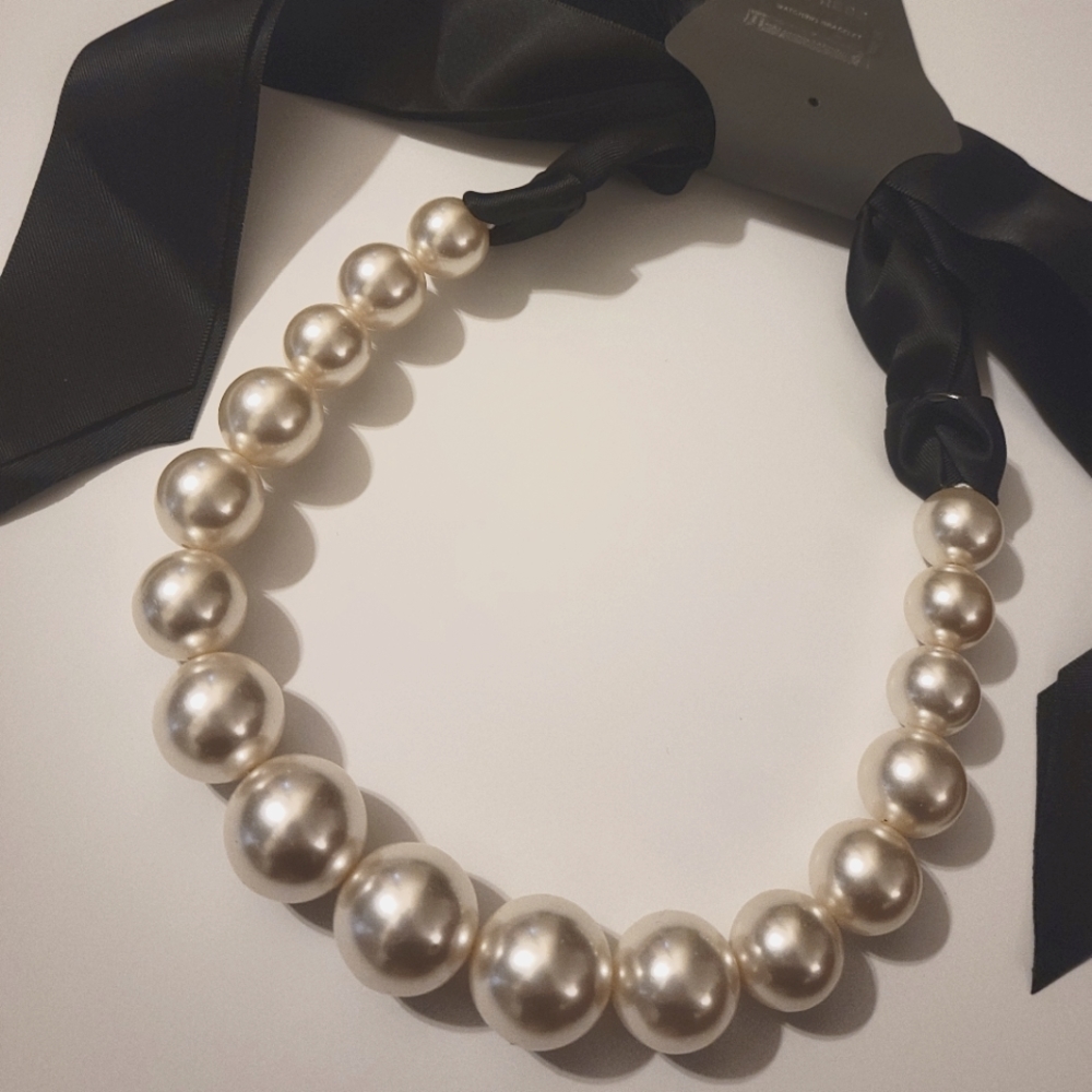 EXPRESS PEARL NECKLACE NWT last one